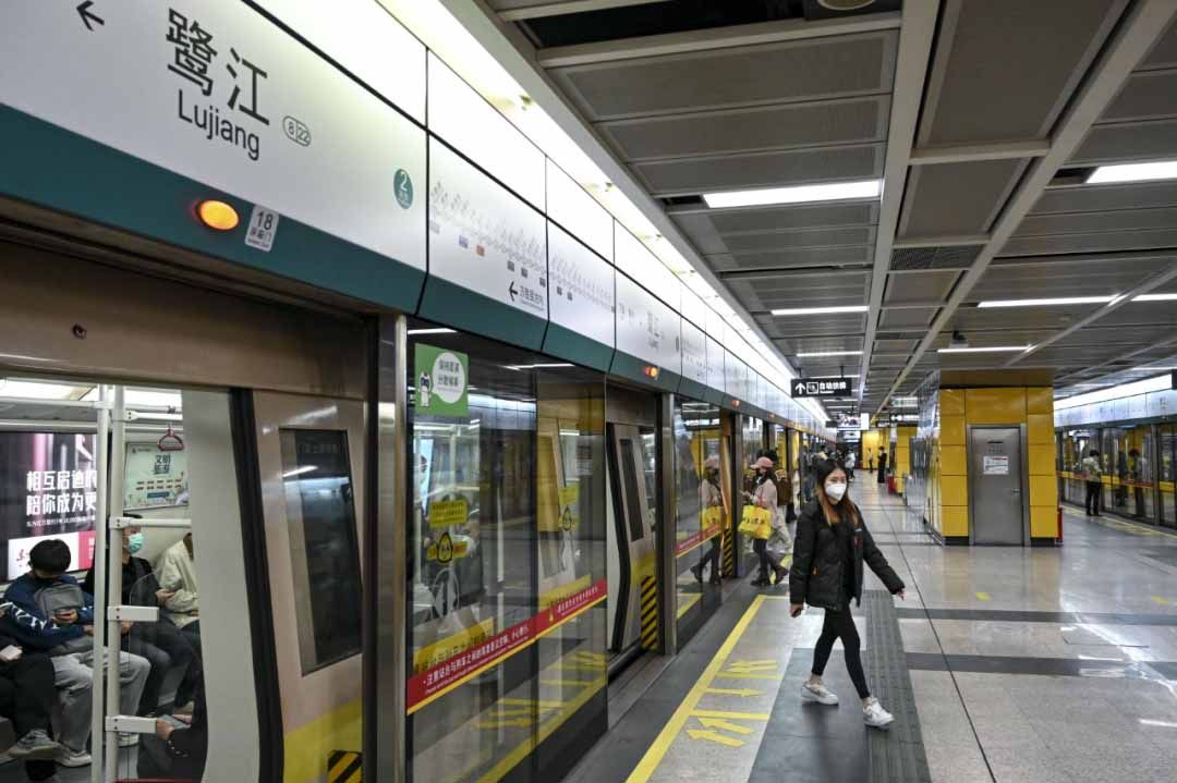 12月1日，廣東省廣州市海珠區(qū)，市民在鷺江地鐵站乘坐地鐵.jpg